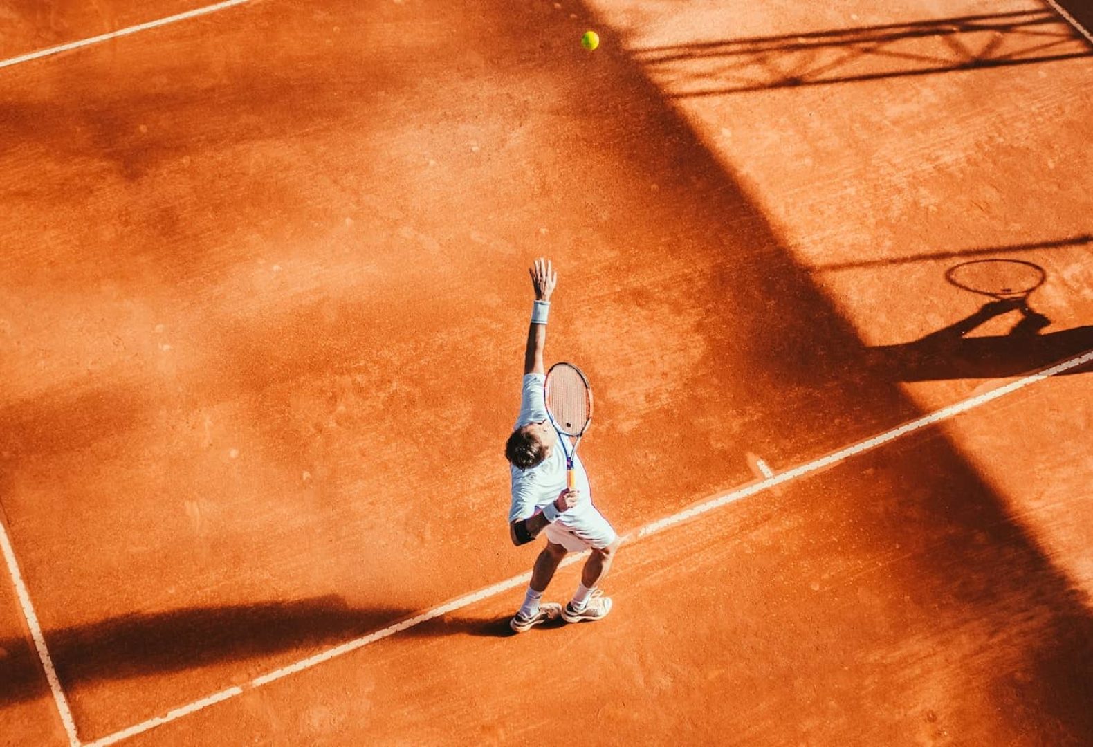 Tennis-Player-Serving-On-Clay-Court (1)