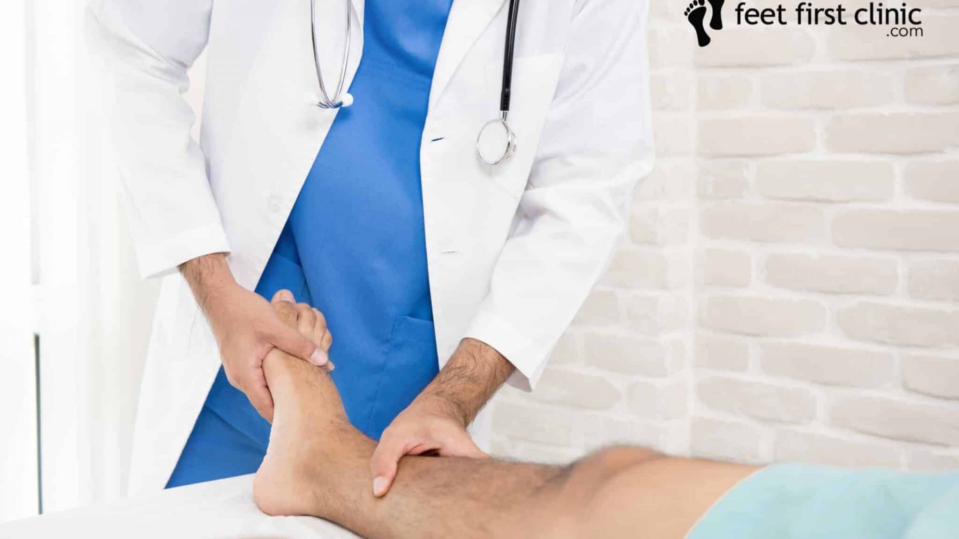 Doctor or physiotherapist giving the expert treatment to the broken leg patient on the bed for a good recovery (Doctor or physiotherapist giving the expert treatment to the broken leg patient on the bed for a good recovery, ASCII, 111 components, 111