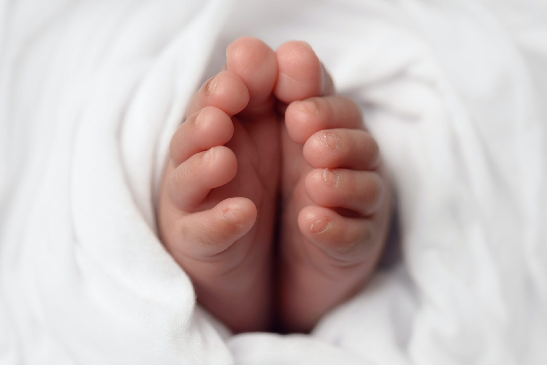 Close up of newborn toes no polydactyly